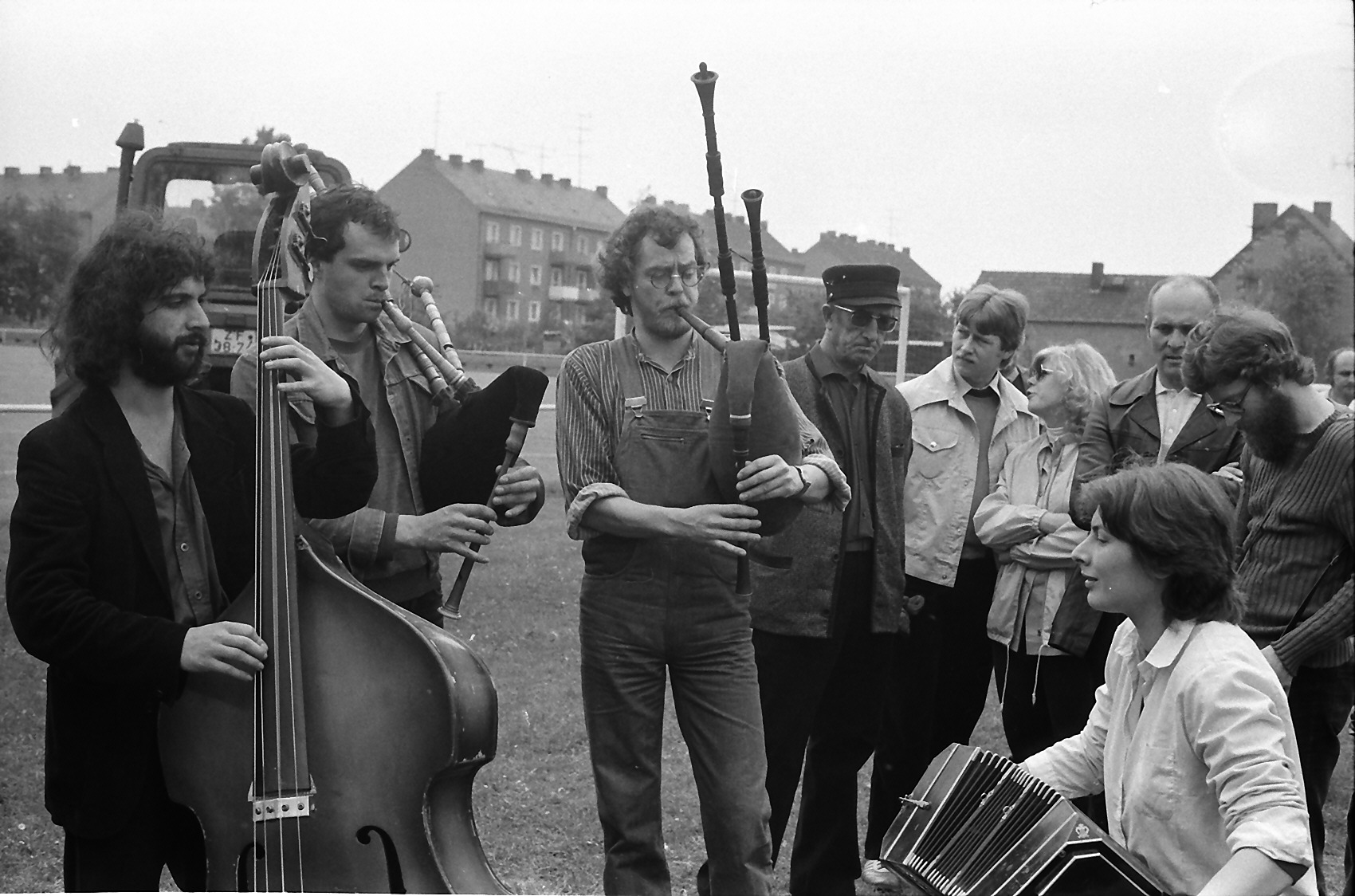 JAMS beim Dudelsacktreffen in Schleife 1984, von links: Bernd Gesell (Bass), Andy Wieczorek und Jo Meyer (Dudelsack), Gabi Meyer (Konzertina); Foto: Alexander Neumann