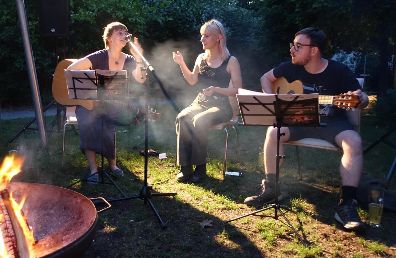 Mitglieder von Waldzitherpunk beim Lagerfeuersingen, Leipzig 2022